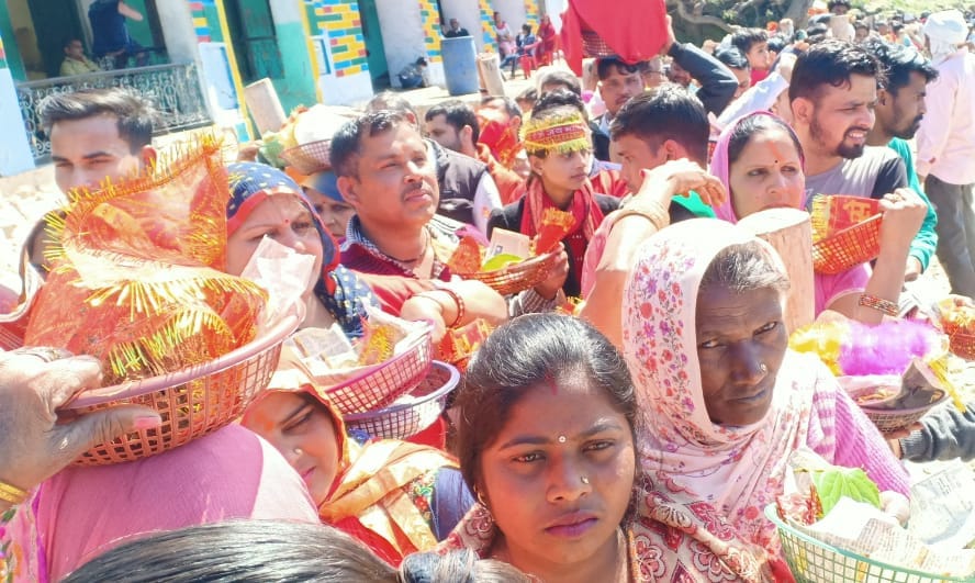सिद्धपीठ में देवी दर्शनों को उमड़े श्रद्धालु।