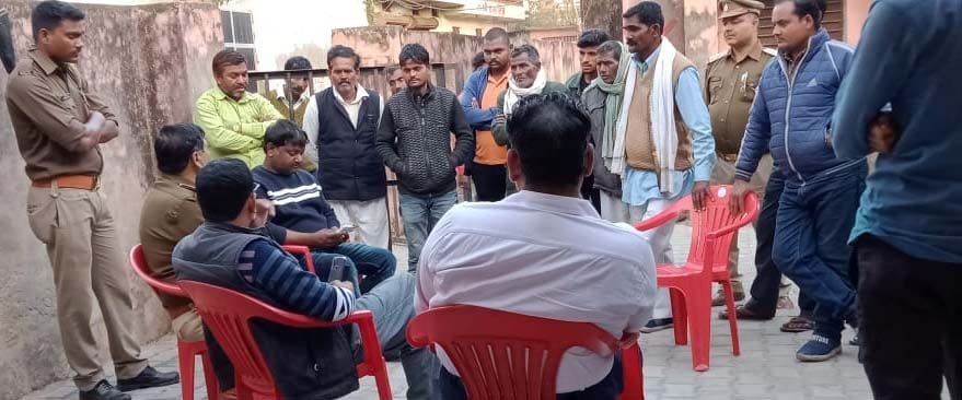 संग्रामगढ़ के मृत युवक का पंचायत नामा भरने के दौरान जुटी भीड़। संग्रामगढ़ के मृत युवक का पंचायत नामा भरने के दौरान जुटी भीड़।