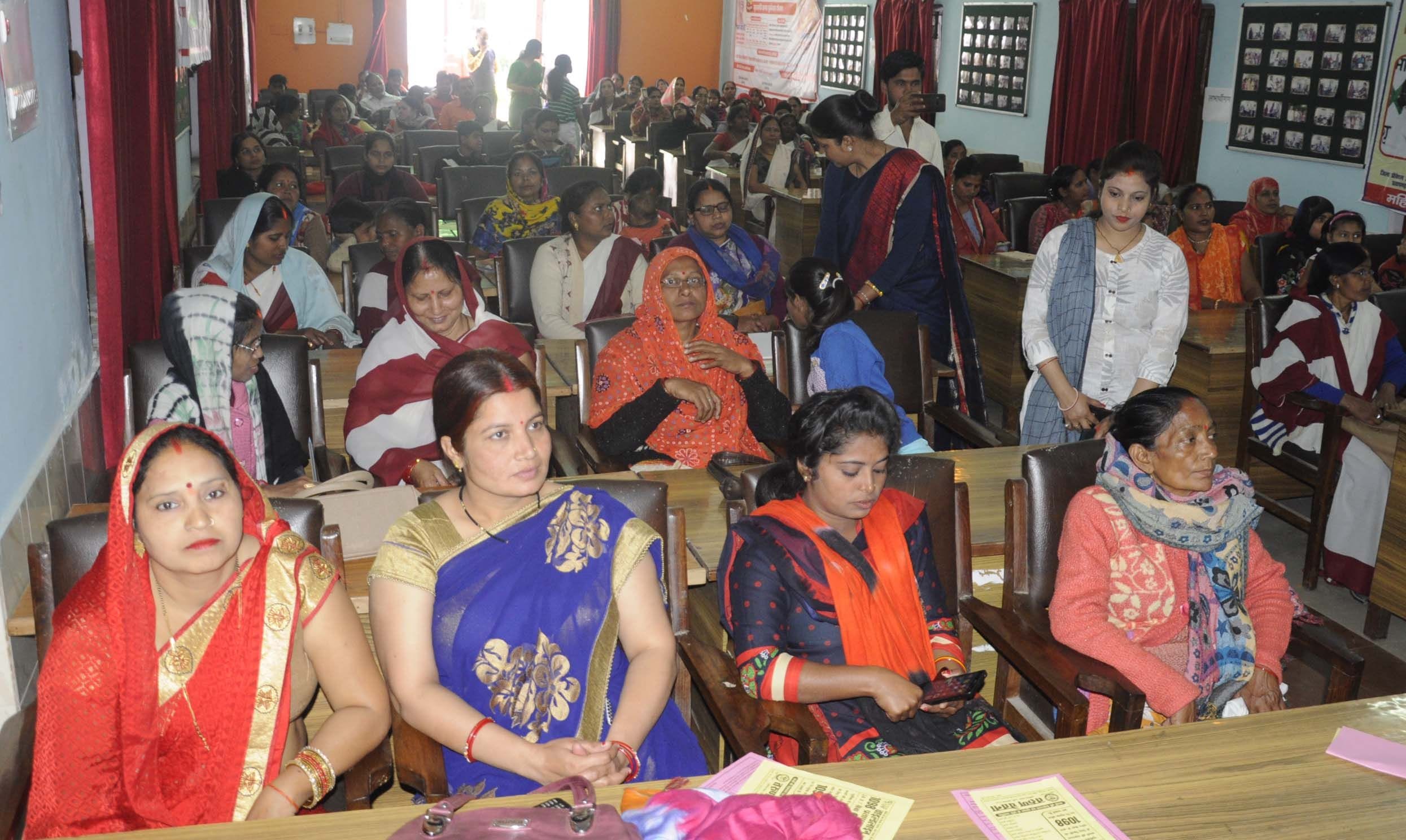 अफीम कोठी में बेटी बचाओ बेटी पढ़ाओ कार्यक्रम में जुटी महिलाएं। अफीम कोठी में बेटी बचाओ बेटी पढ़ाओ कार्यक्रम में जुटी महिलाएं।