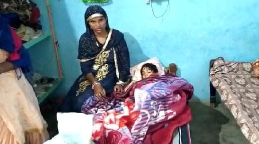 अध्यापक द्वारा पिटाई करने से जख्मी बच्ची अपनी मां के साथ।