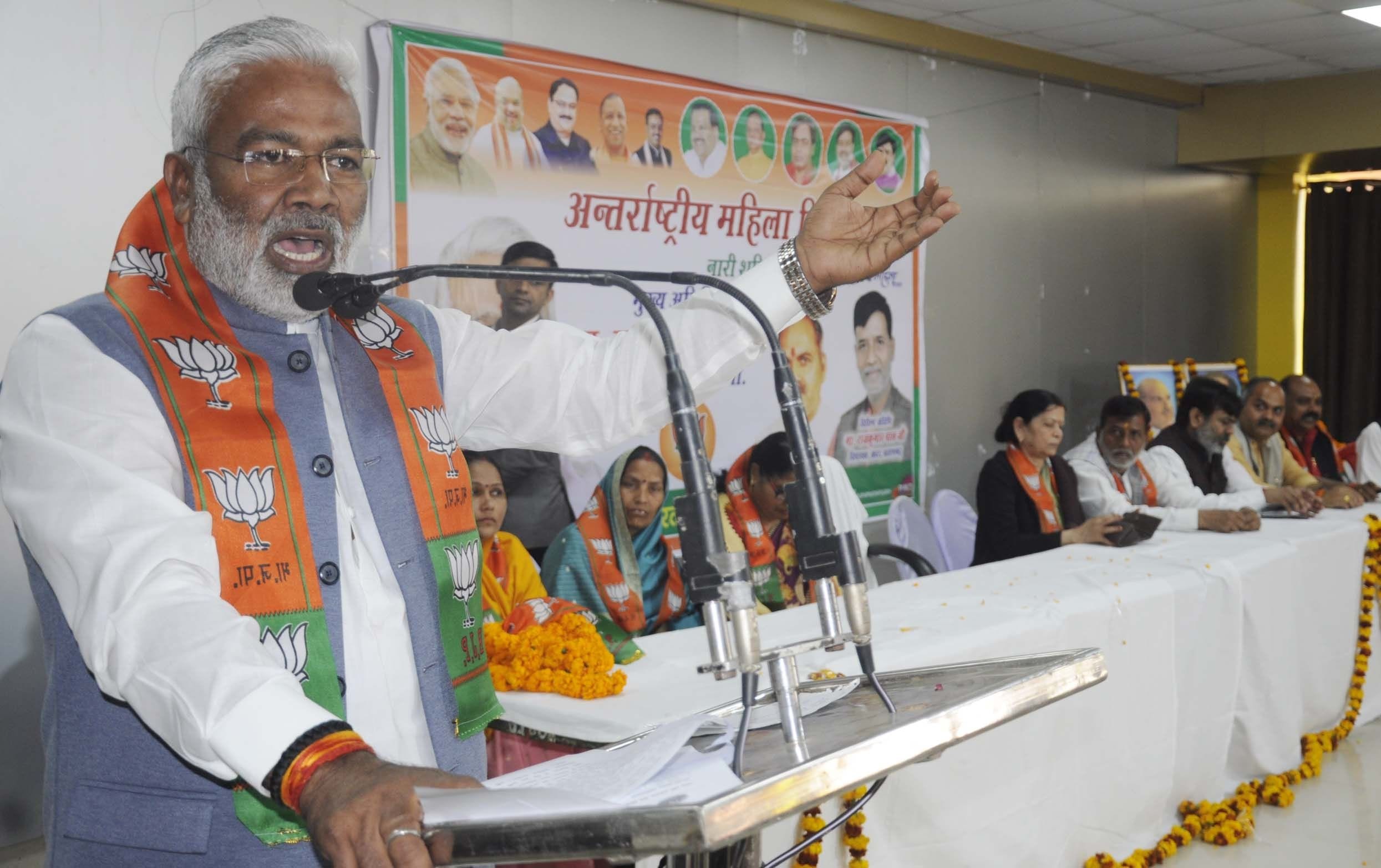 मीराभवन में अर्न्तराष्ट्रीय महिला दिवस पर आयोजित कार्यक्रम में बोलते भाजपा प्रदेश अध्यक्ष स्व? मीराभवन में अर्न्तराष्ट्रीय महिला दिवस पर आयोजित कार्यक्रम में बोलते भाजपा प्रदेश अध्यक्ष स्व?