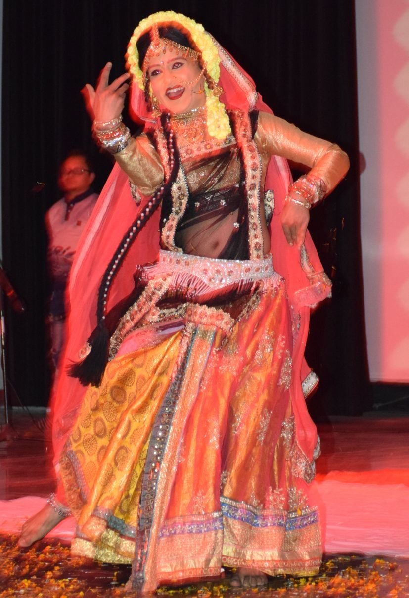रुद्रपुर में आयोजित सर्वांचली होली गायन में प्रस्तुति देती कलाकार। रुद्रपुर में आयोजित सर्वांचली होली गायन में प्रस्तुति देती कलाकार।