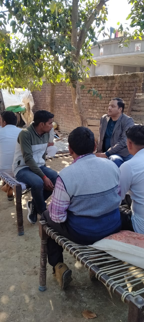 गांव अल्लीवाला में मृतक के परिजनों को सांत्वना देते एसडीएम बेहट देवेंद्र पांडेय गांव अल्लीवाला में मृतक के परिजनों को सांत्वना देते एसडीएम बेहट देवेंद्र पांडेय