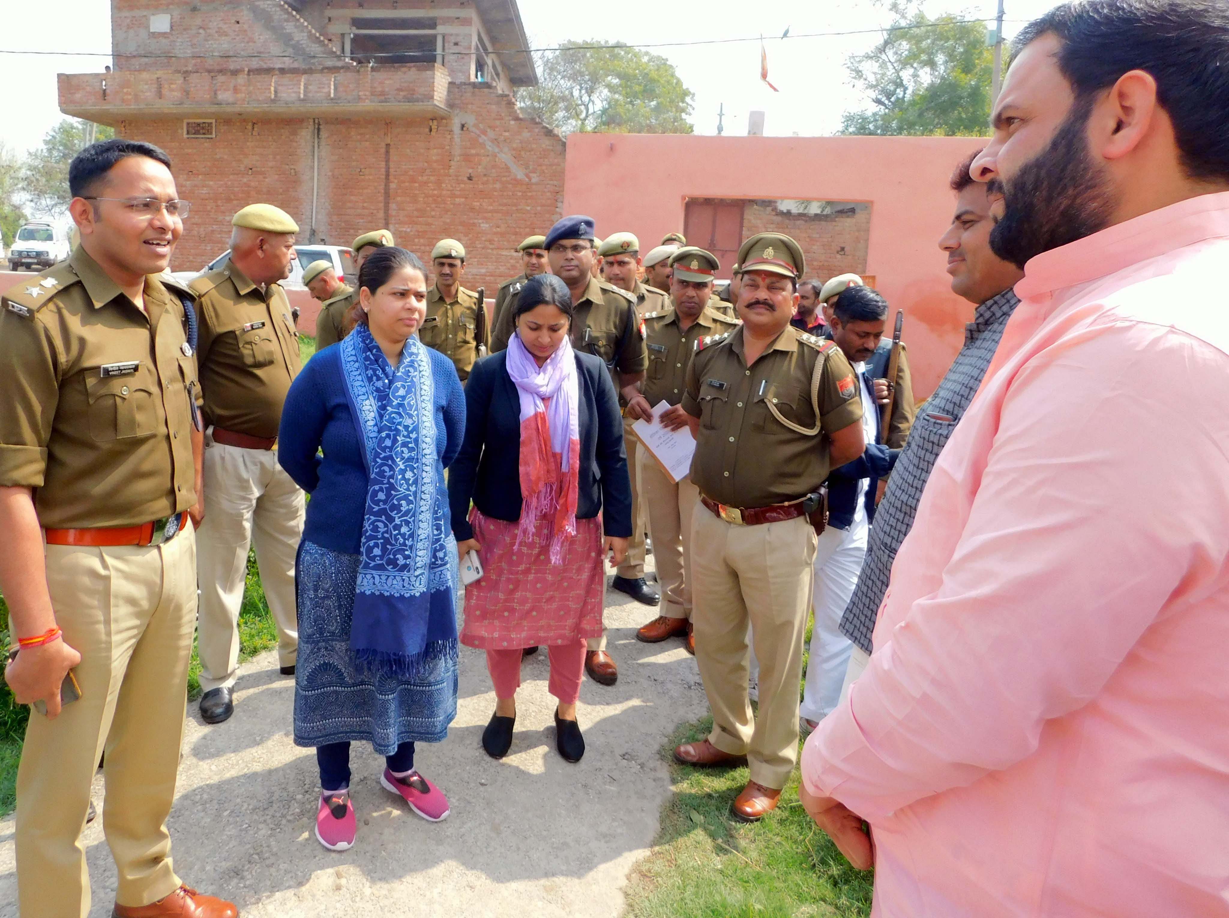 कैराना के गांव बुच्चाखेडी में होलिका दहन के निरीक्षण के दौरान ग्रामीणों से बात करते डीएम एसपी कैराना के गांव बुच्चाखेडी में होलिका दहन के निरीक्षण के दौरान ग्रामीणों से बात करते डीएम एसपी