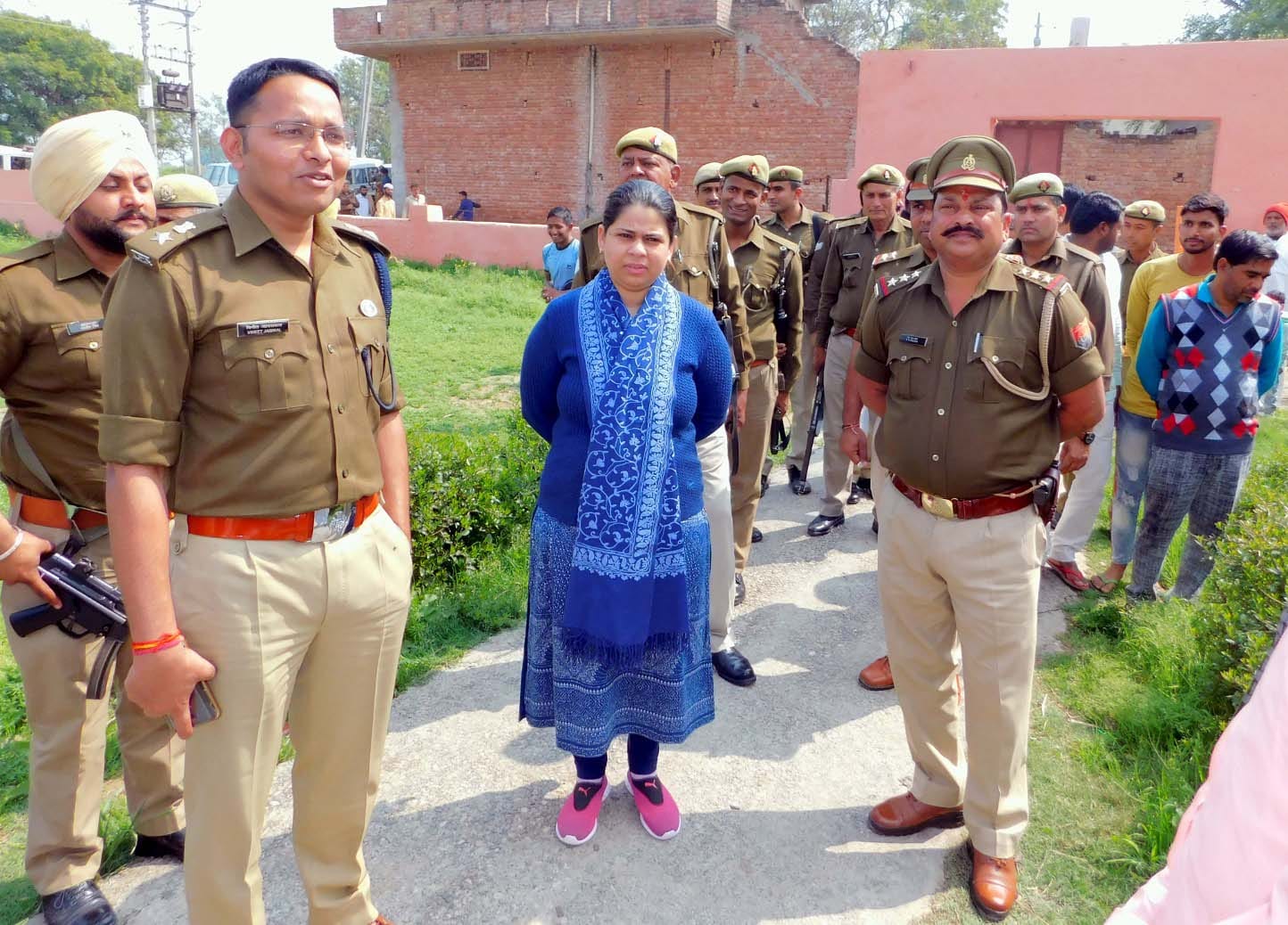 कैराना के गांव बुच्चाखेडी में होलिका दहन के निरीक्षण के दौरान ग्रामीणों से बात करते डीएम एसपी कैराना के गांव बुच्चाखेडी में होलिका दहन के निरीक्षण के दौरान ग्रामीणों से बात करते डीएम एसपी