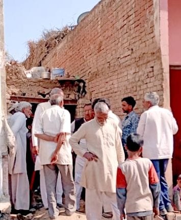  मकान की छत गिरने के बाद जमा भीड़।