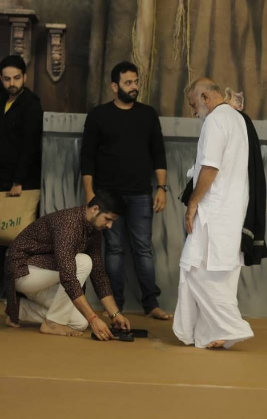 do not shake hand do the namaste- morari bapu