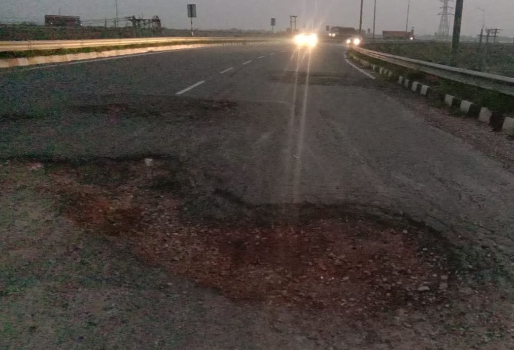 केएमपी पर टूटकर बिखरी सड़क। केएमपी पर टूटकर बिखरी सड़क।