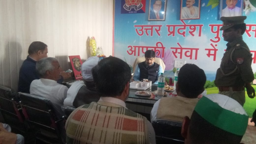 सहारनपुर: किसान सुसाइड: फतेहपुर थाने में किसान नेताओं और परिजनों से बात करते डीएम अखिलेश सिंह