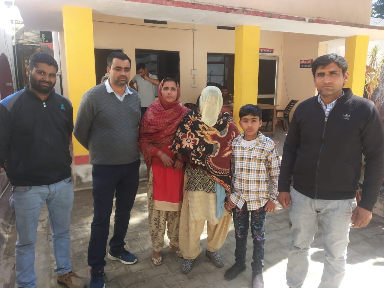 सहारनपुर: किसान सुसाइड: फतेहपुर थाने में रिपोर्ट दर्ज कराने पहुंची मृतक किसान की पत्नि और परिजन