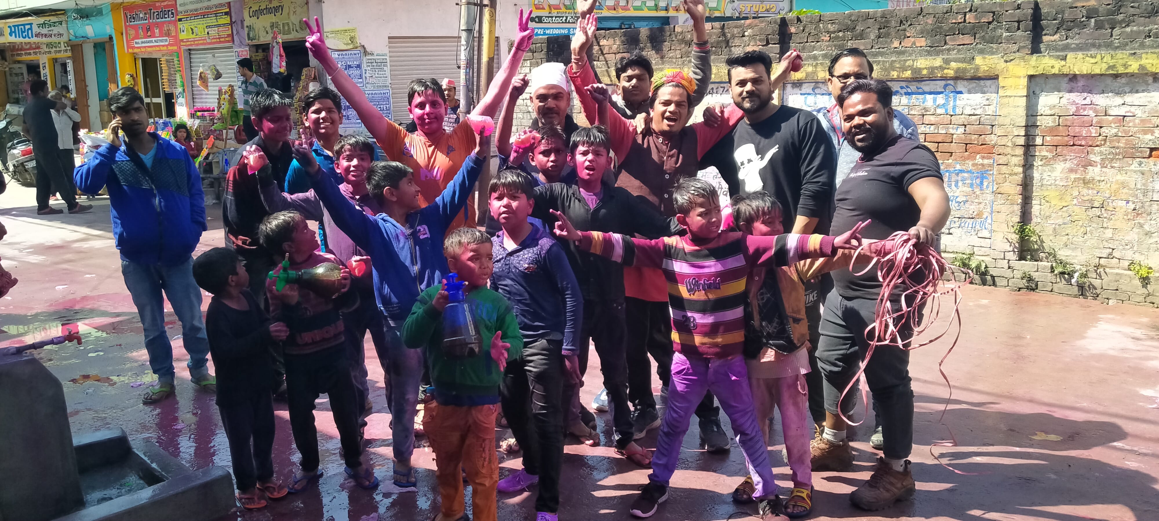 धामपुर में हाईवे पर कब्जा जमाए हुरियारे। धामपुर में हाईवे पर कब्जा जमाए हुरियारे।
