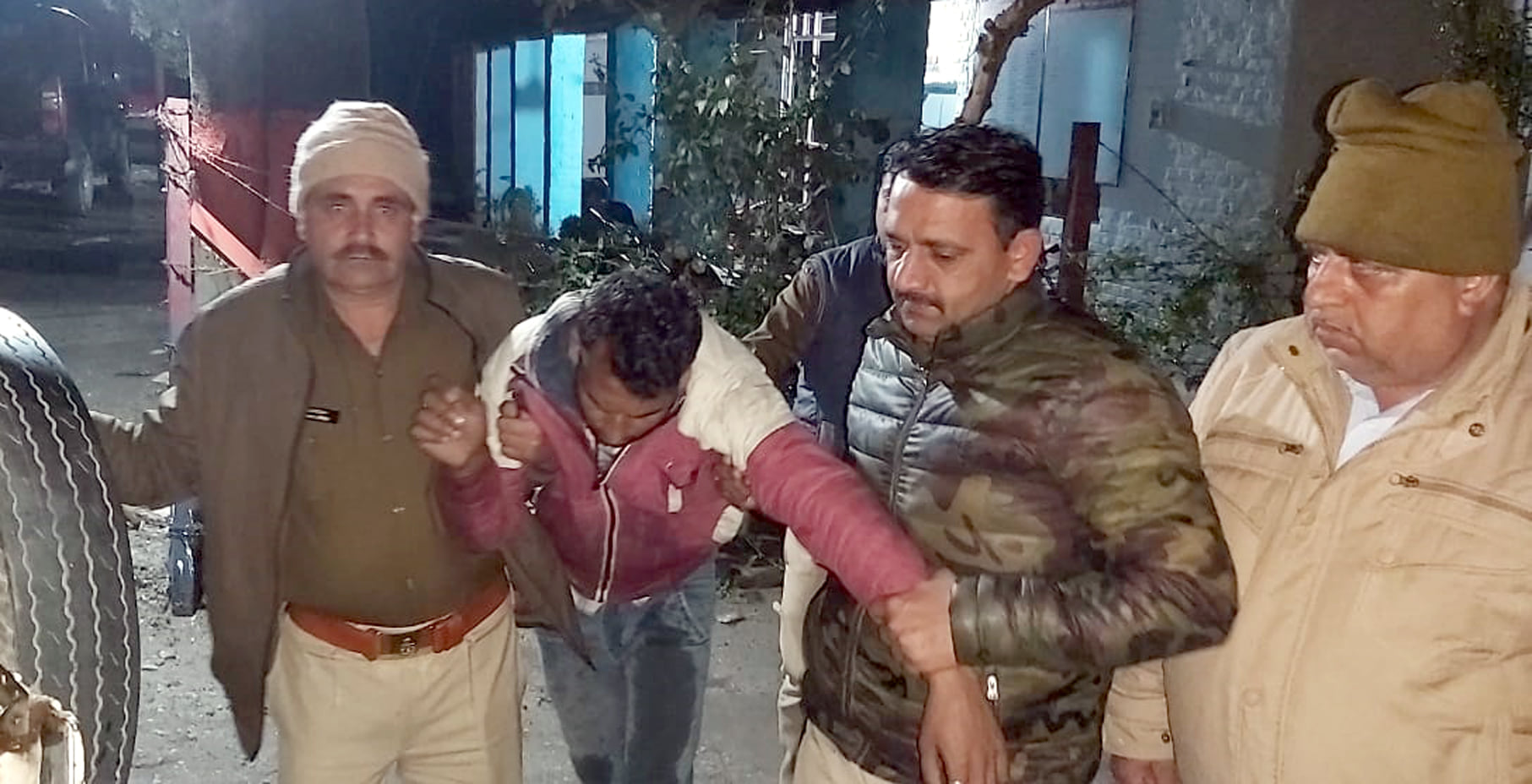 घायल बदमाश जगीर सिंह को ले जाते पुलिसकर्मी घायल बदमाश जगीर सिंह को ले जाते पुलिसकर्मी