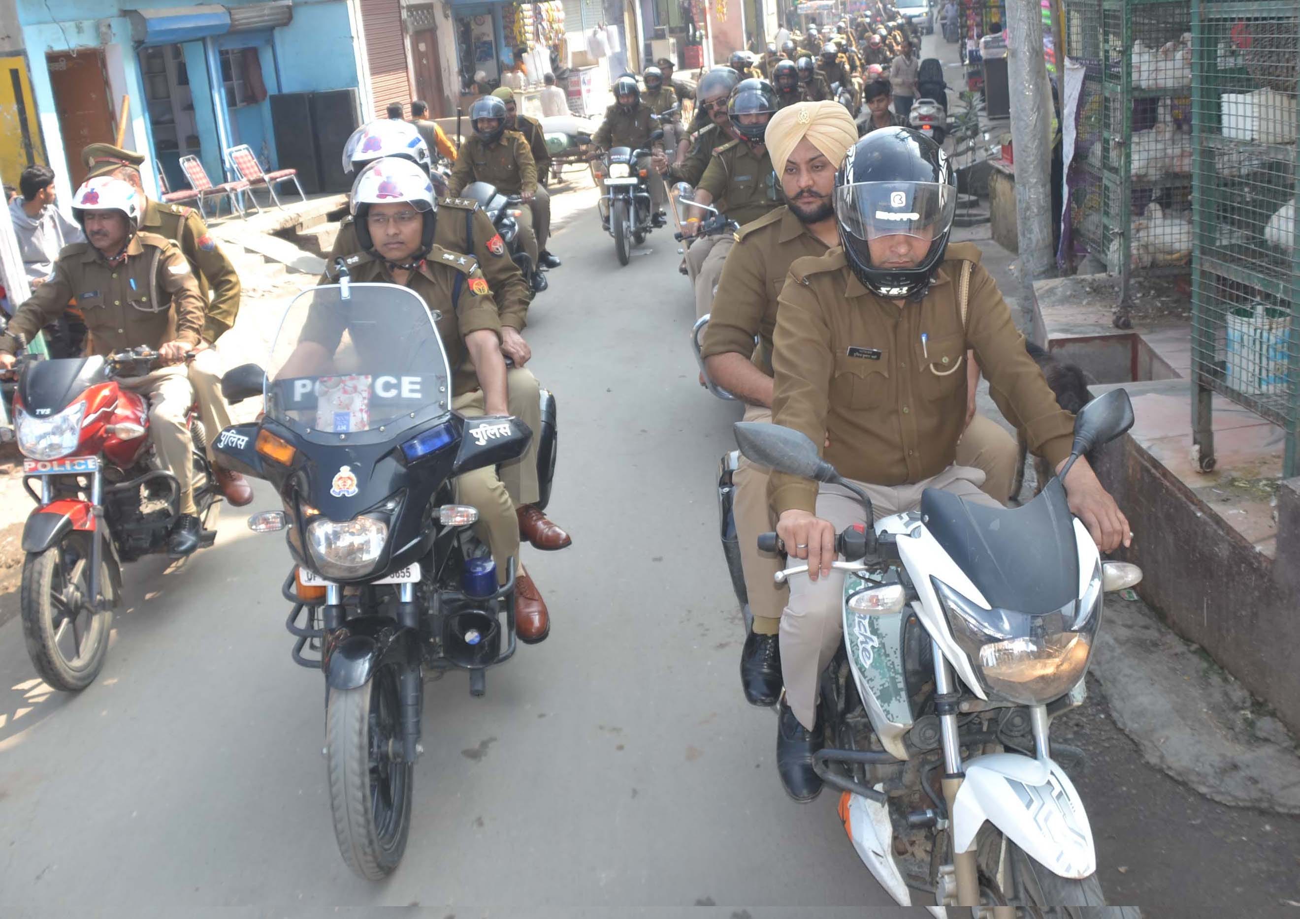 शामली बाईक रैली में भाग लेते एसपी विनीत जायसवाल व पुलिसकर्मी शामली बाईक रैली में भाग लेते एसपी विनीत जायसवाल व पुलिसकर्मी