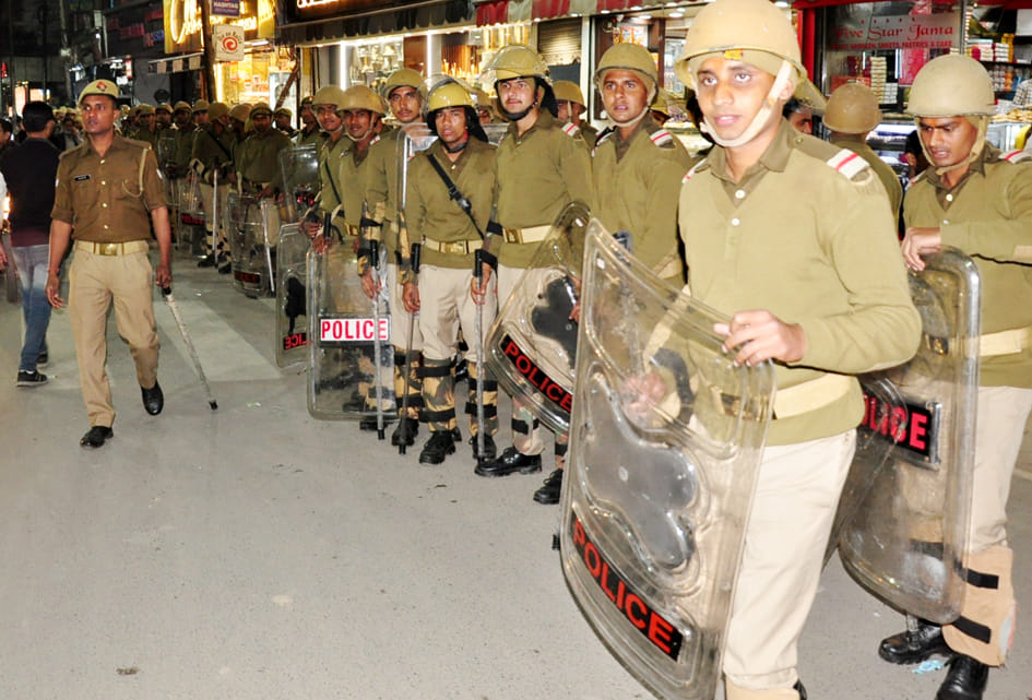 सहारनपुर में होली के चलते घंटाघर पर तैनात पुलिस बल सहारनपुर में होली के चलते घंटाघर पर तैनात पुलिस बल
