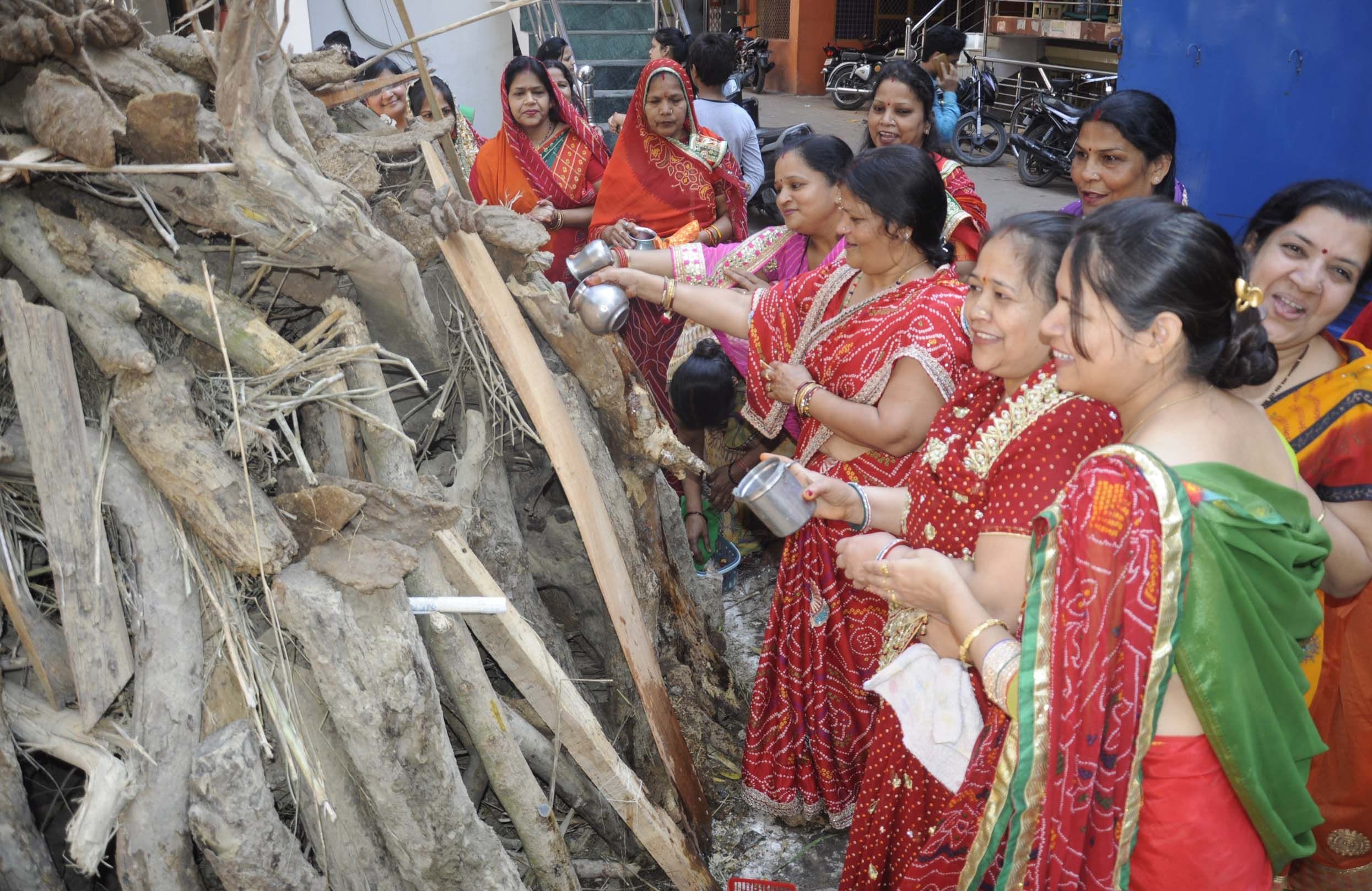चौक स्थित श्यामविहारी गली में होलिका पूजन करतीं महिलाएं। चौक स्थित श्यामविहारी गली में होलिका पूजन करतीं महिलाएं।