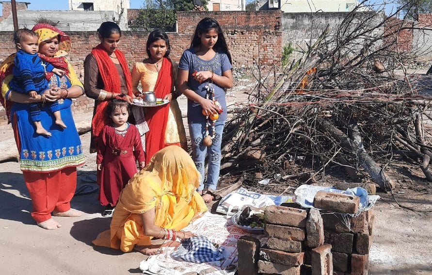 झिंझाना में होलिका पर पूजन करती महिलाएं। झिंझाना में होलिका पर पूजन करती महिलाएं।