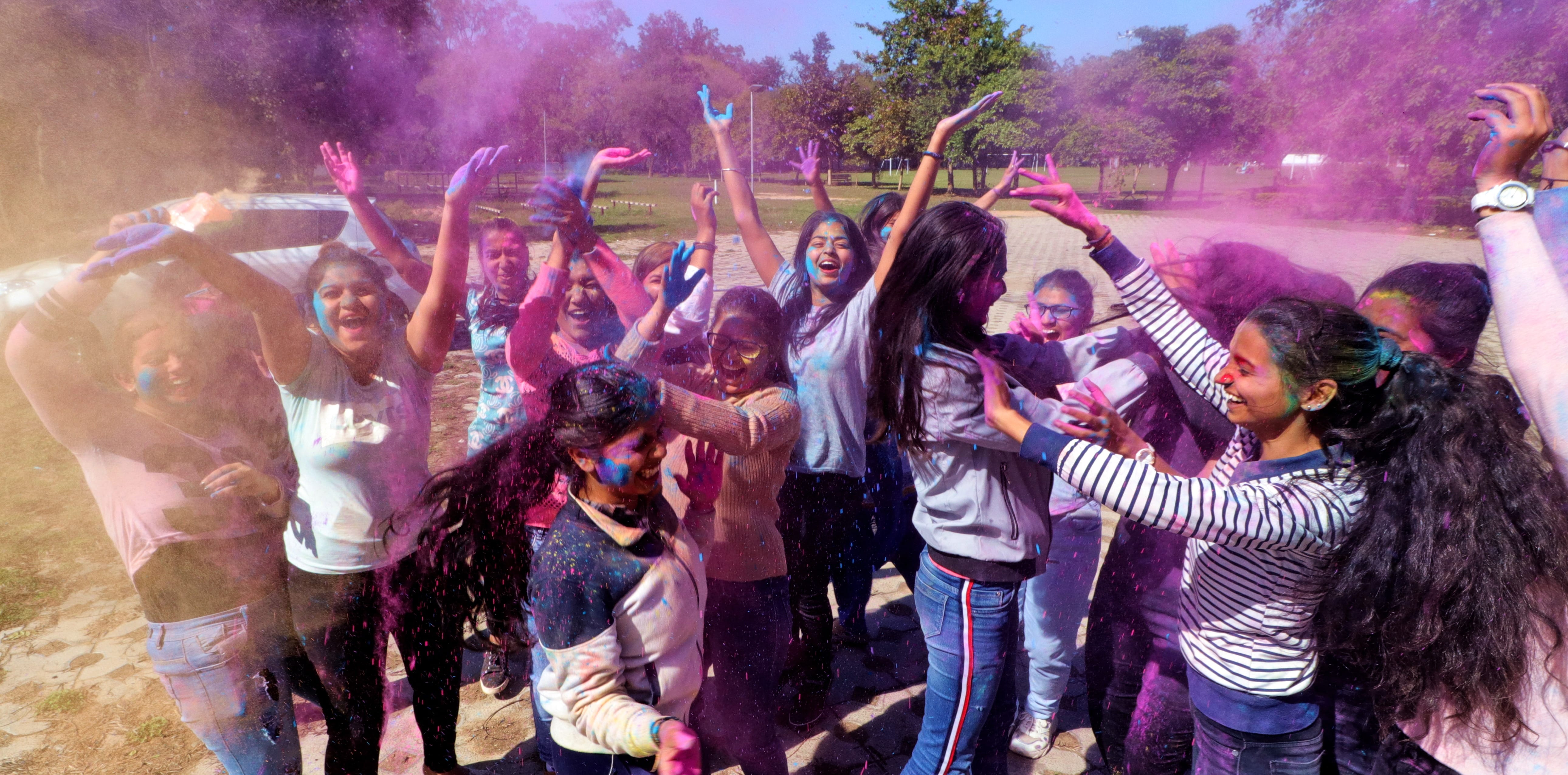PGGCG sector 11 ke college me holi ke festval ke dorna holi khelte students PGGCG sector 11 ke college me holi ke festval ke dorna holi khelte students