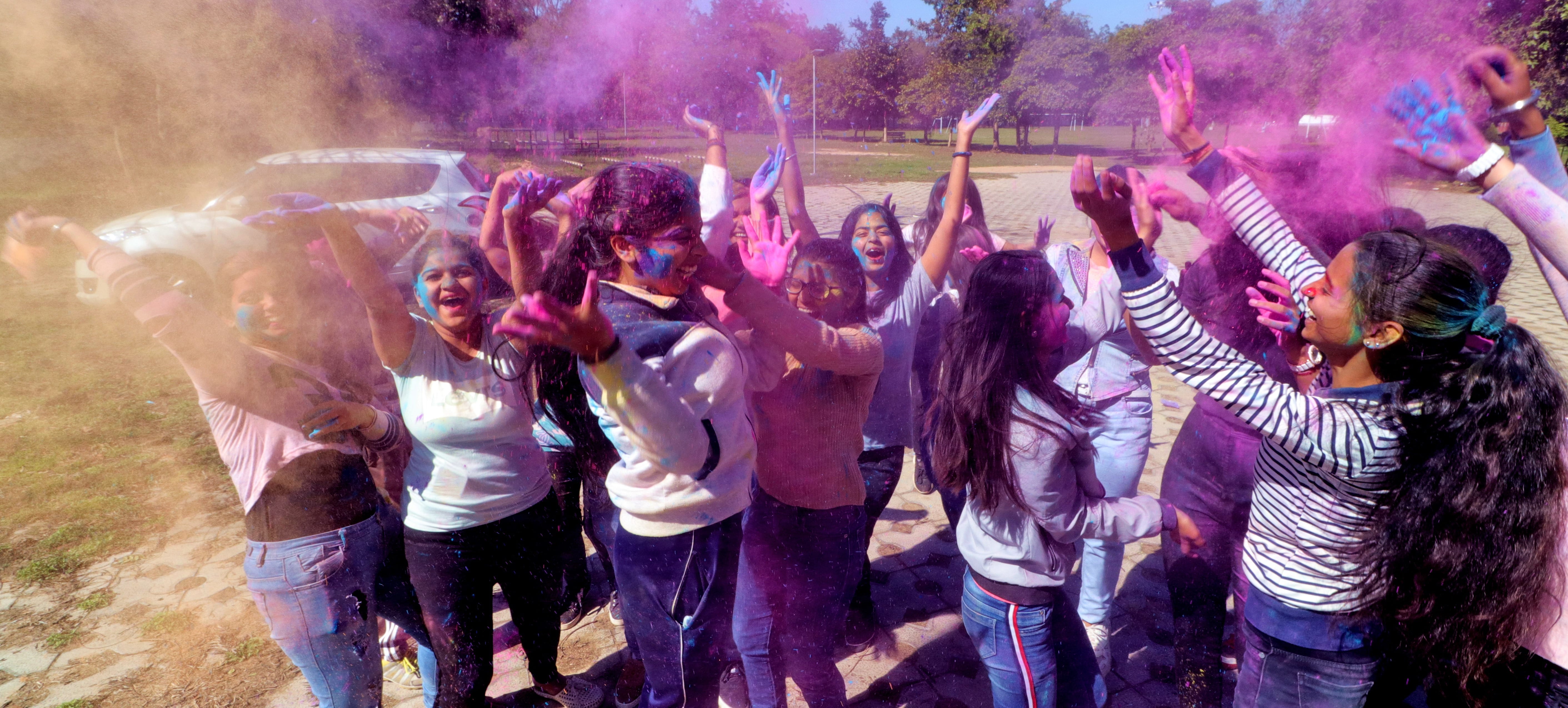PGGCG sector 11 ke college me holi ke festval ke dorna holi khelte students PGGCG sector 11 ke college me holi ke festval ke dorna holi khelte students