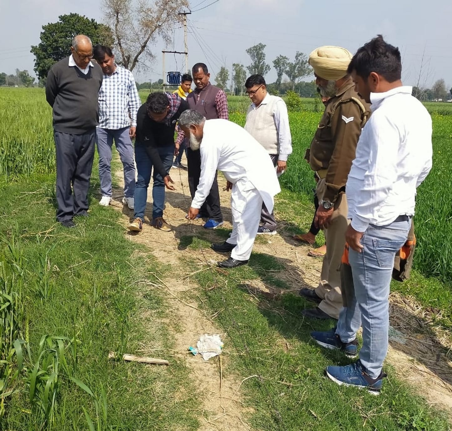 कैराना उंचा गांव में पीएसी की भूमि की पैमाइश करते राजस्व लेखपाल और पीएससी के अधिकारी कैराना उंचा गांव में पीएसी की भूमि की पैमाइश करते राजस्व लेखपाल और पीएससी के अधिकारी