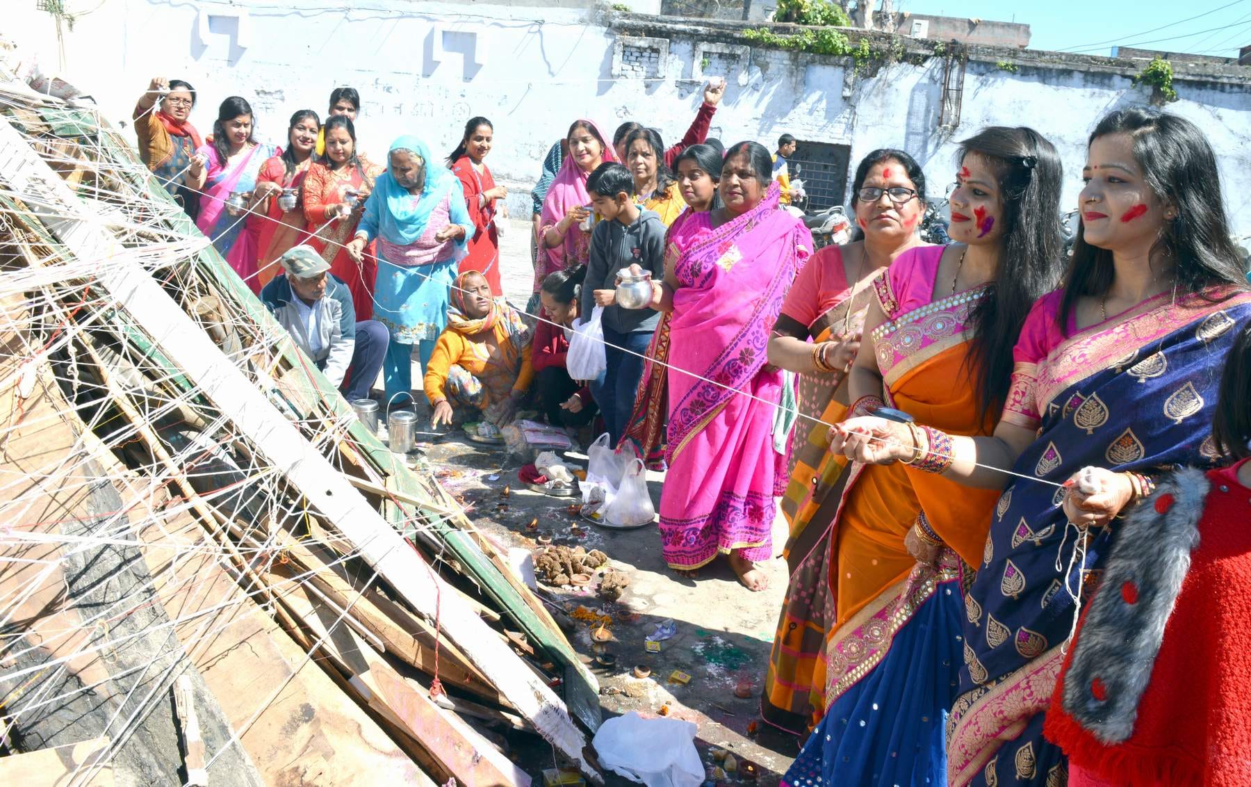 सिनेमा गली में होलिका पूजन करती महिलाएं। सिनेमा गली में होलिका पूजन करती महिलाएं।