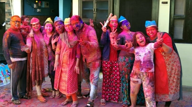 अमरोहा में होली पर रंग में सराबोर महिलाएं और पुरूष।