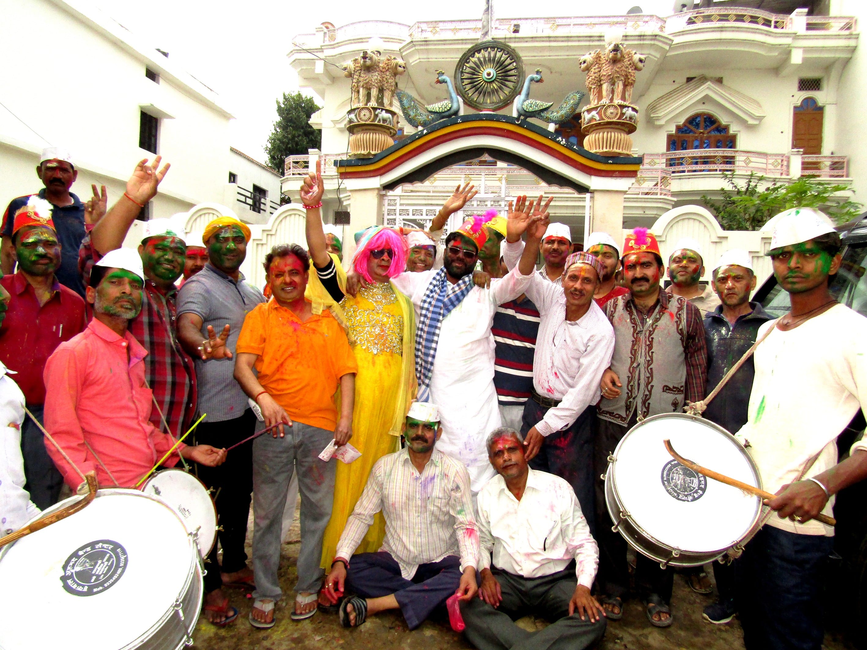 राबर्ट्सगंज विकास नगर में होली पर फॉग गाते लोग। राबर्ट्सगंज विकास नगर में होली पर फॉग गाते लोग।