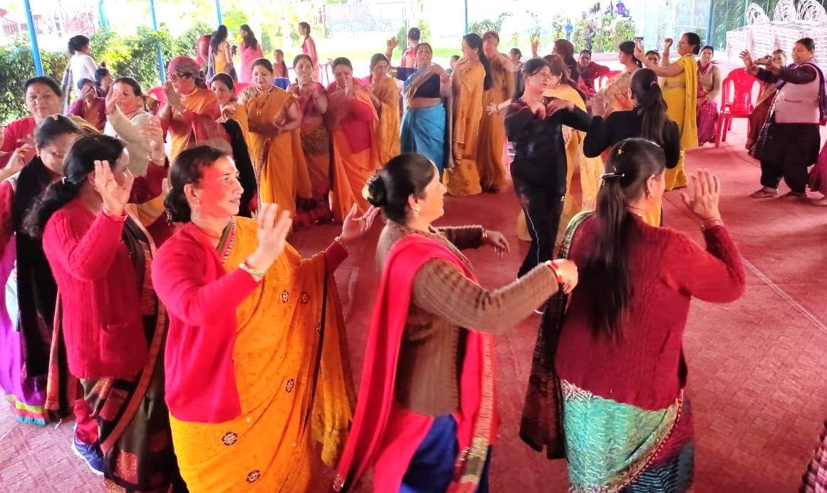 पदमपुर स्थित प्रगति वेडिंग प्वाइंट में होली गीतों पर झूमती महिलाएं।