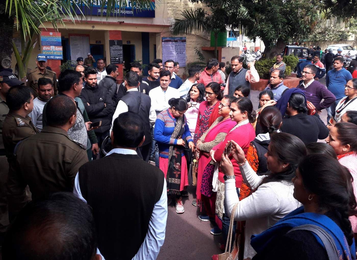 गढ़वाल सभा के कोषाध्यक्ष पर हुए जानलेवा हमले के खिलाफ कोतवाली में पुलिस अधिकारियों के समक्ष रोष ? गढ़वाल सभा के कोषाध्यक्ष पर हुए जानलेवा हमले के खिलाफ कोतवाली में पुलिस अधिकारियों के समक्ष रोष ?