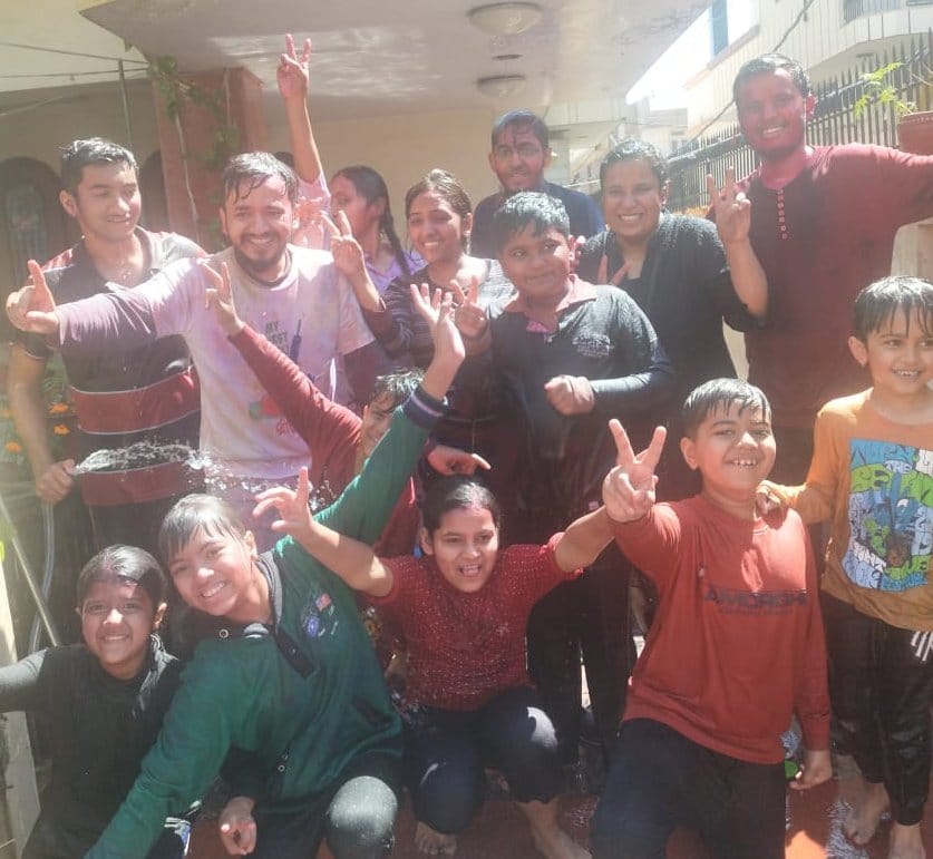 शामली होली पर जस्न मनाते बच्चे व युवतियां युवक व बच्चे शामली होली पर जस्न मनाते बच्चे व युवतियां युवक व बच्चे