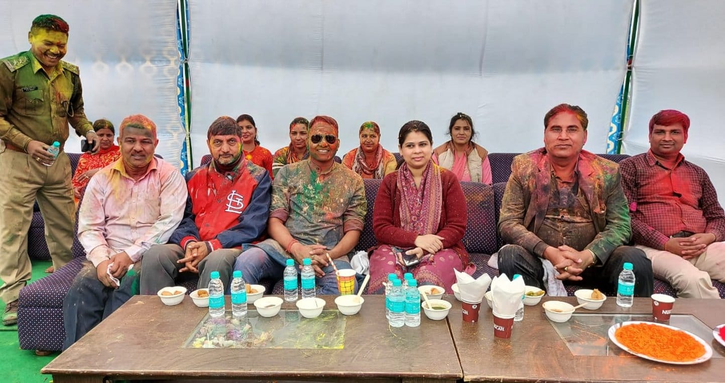 शामली पुलिस कार्यालय मेंआयोजित होली मिलन  समारोह में भाग लेती डीएम जसजीत कौर व  एसपी व अन्य अधिका?
