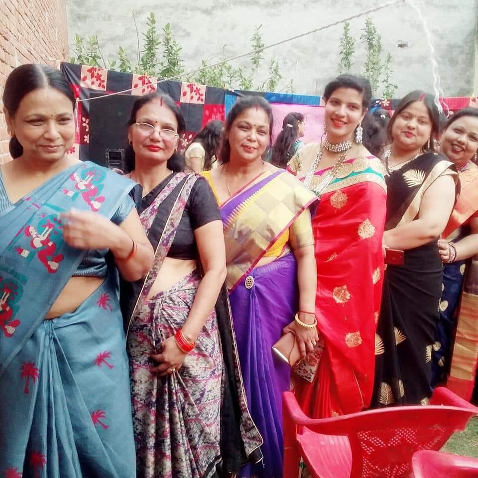 गजरौला में होली मिलन समारोह में मौजूद महिलाएं।