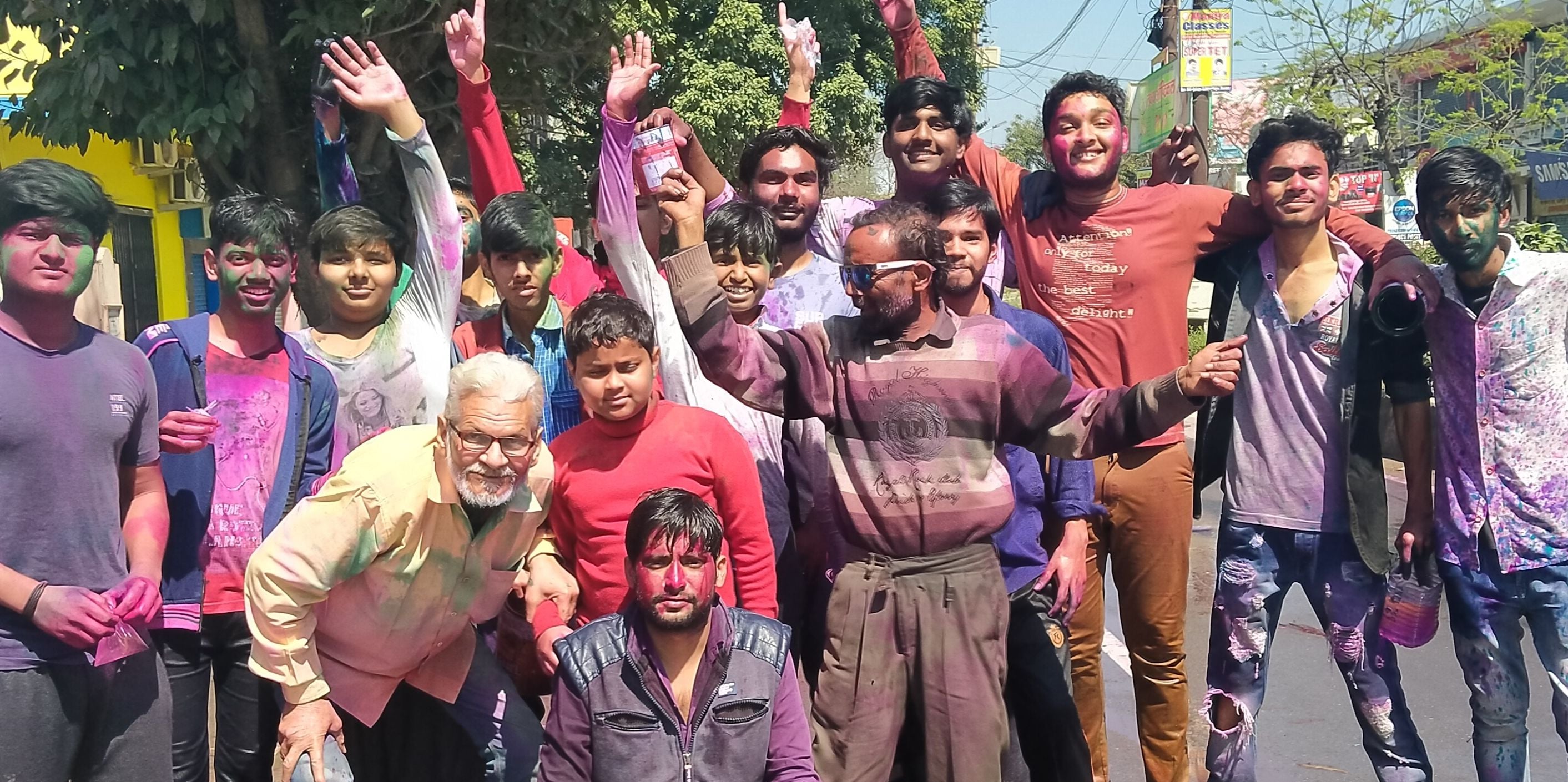 जुलूस में शामिल हुलियारे। जुलूस में शामिल हुलियारे।