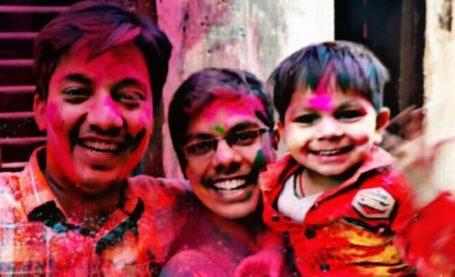 शामली में होली खेलते युवक शामली में होली खेलते युवक