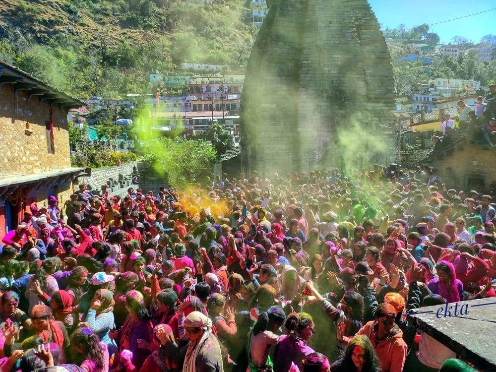 गोपेश्वर में गोपीनाथ मंदिर परिसर में होली के गीतों पर झूमते लोग।