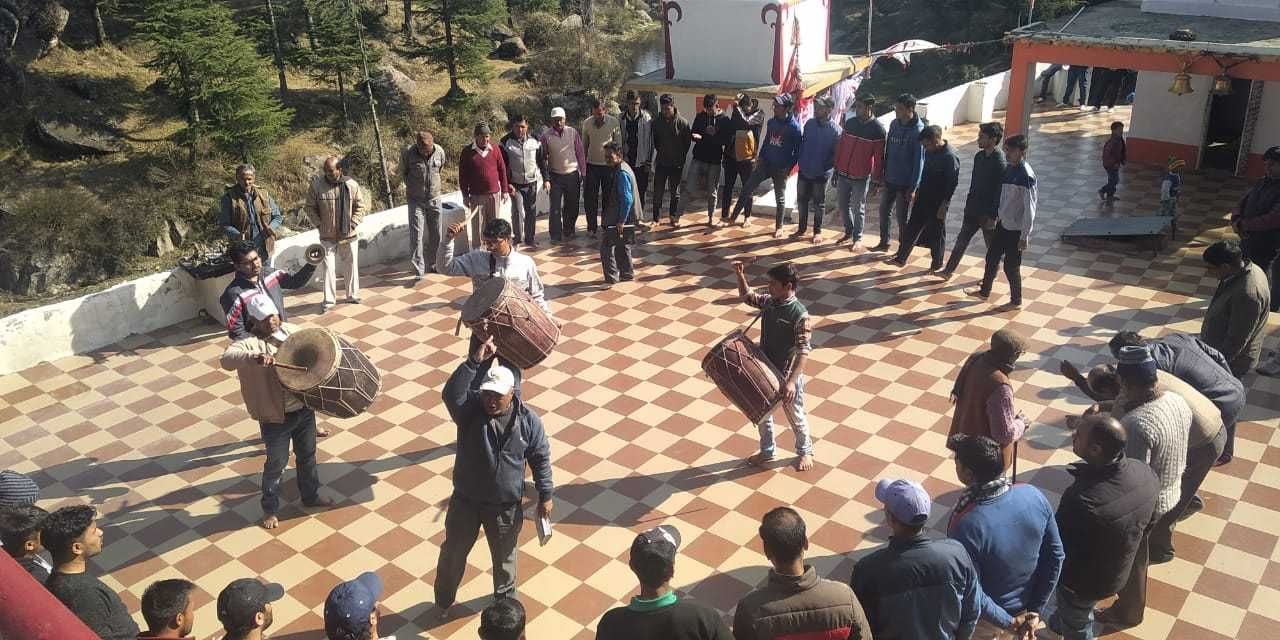 चंपावत के डिप्टेश्वर मंदिर में होली गीत गाते होल्यार। चंपावत के डिप्टेश्वर मंदिर में होली गीत गाते होल्यार।