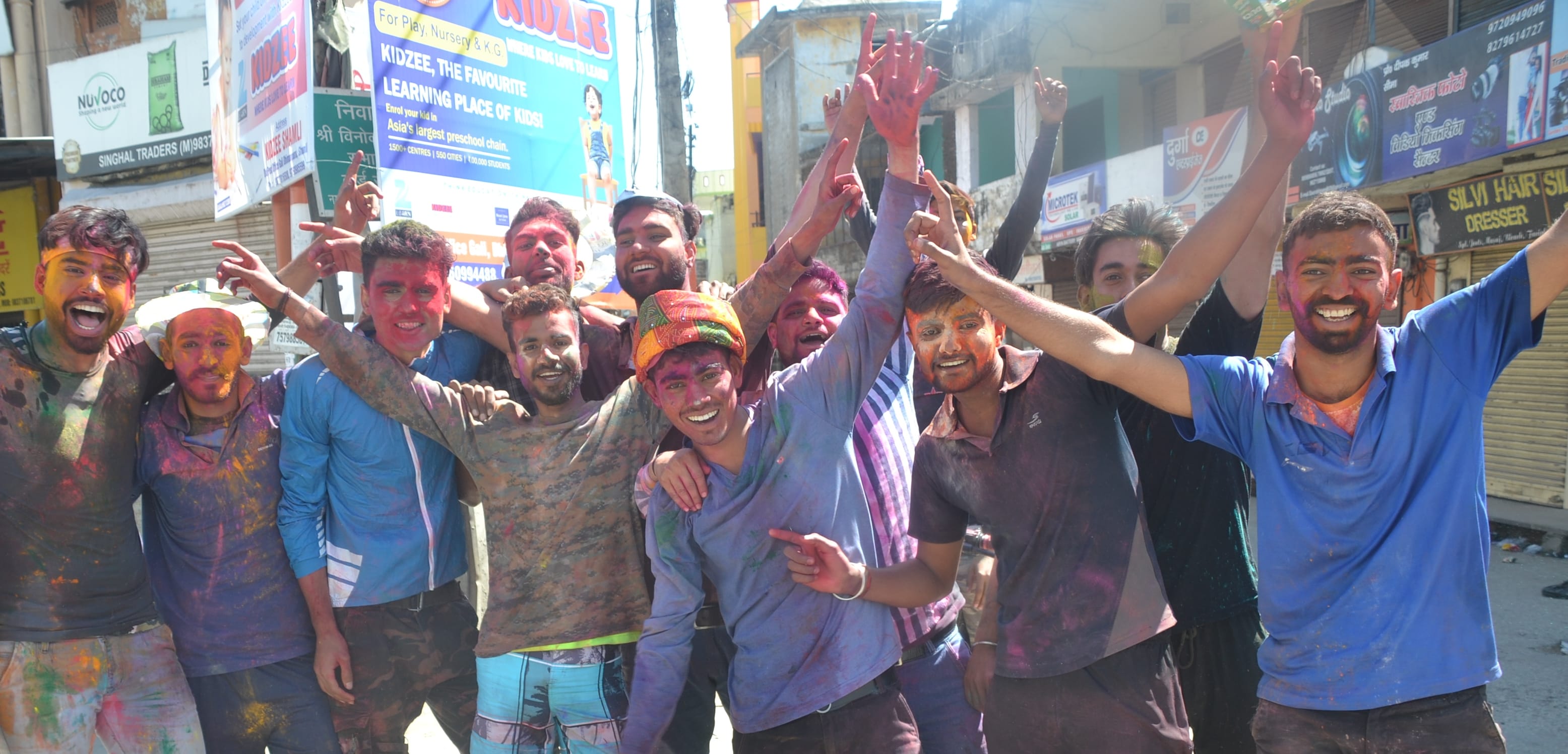 शामली होली पर जस्न मनाते युवक