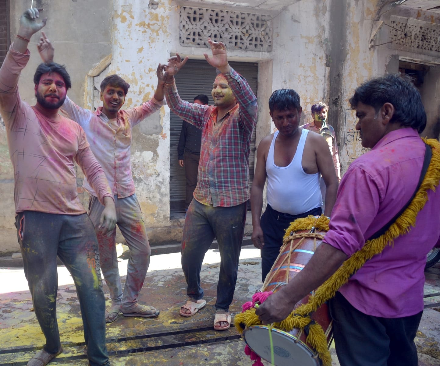 शामली होली पर जस्न मनाते युवक