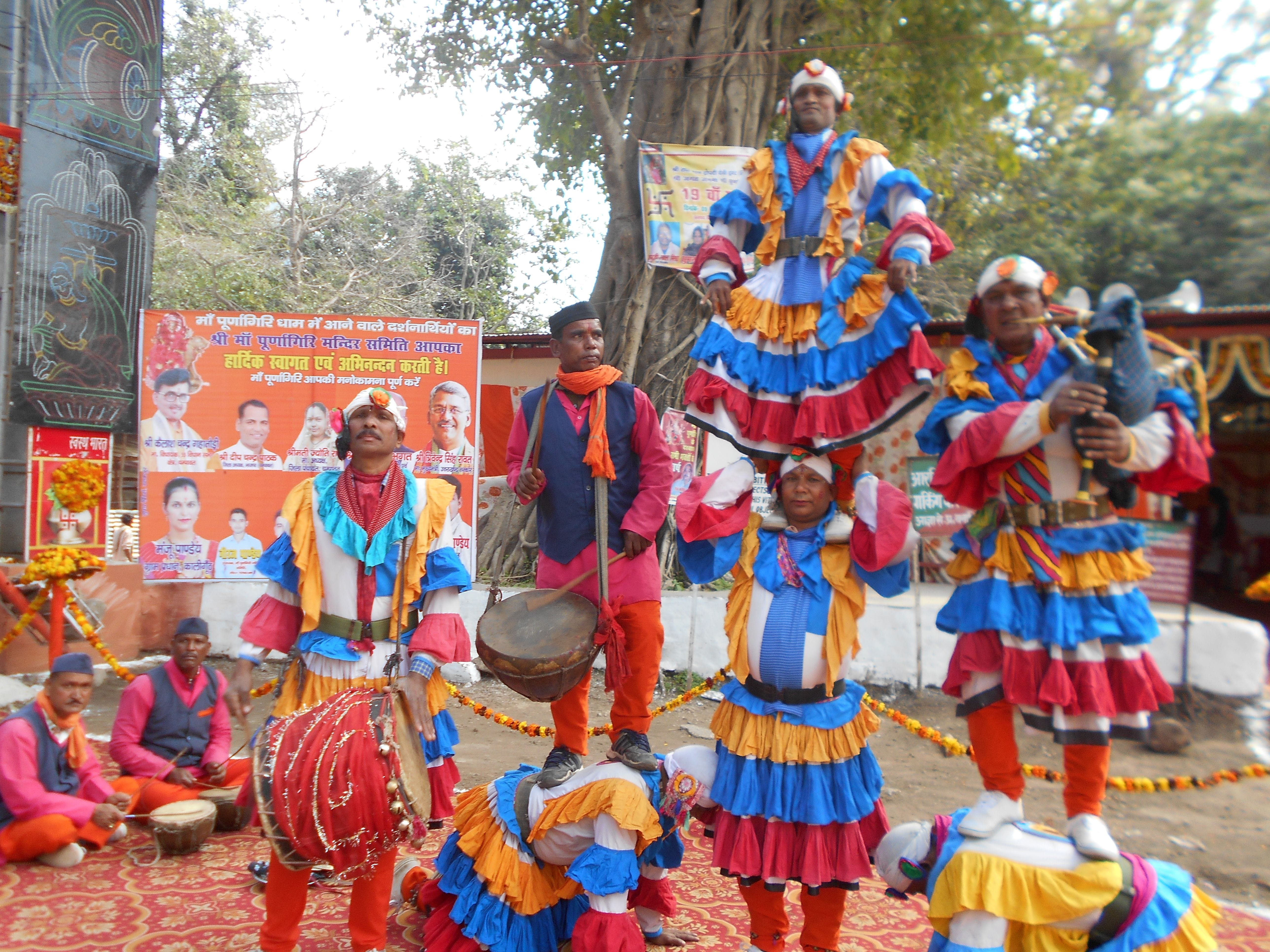 मां पूर्णागिरि मेले के उद्घाटन मौके पर कुमाऊंनी छोलिया लोकनृत्य प्रस्तुत करते कलाकार। मां पूर्णागिरि मेले के उद्घाटन मौके पर कुमाऊंनी छोलिया लोकनृत्य प्रस्तुत करते कलाकार।