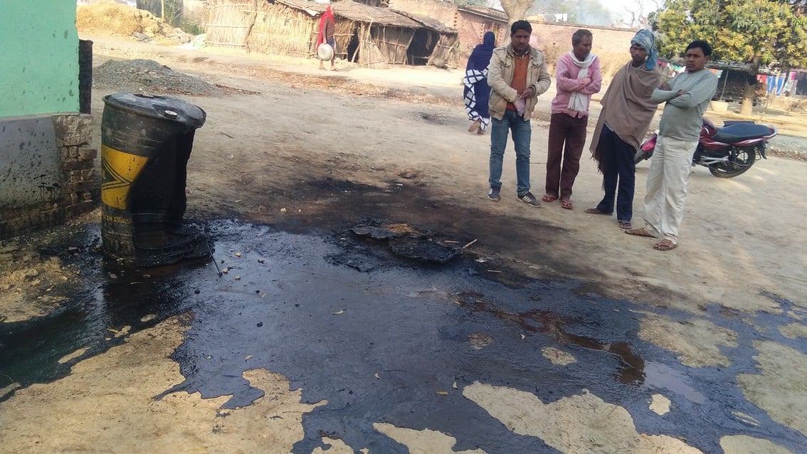 11-  जफराबाद में वह इमल्सन ड्रम जिसके विस्फोट से हुई युवक की मौत।
