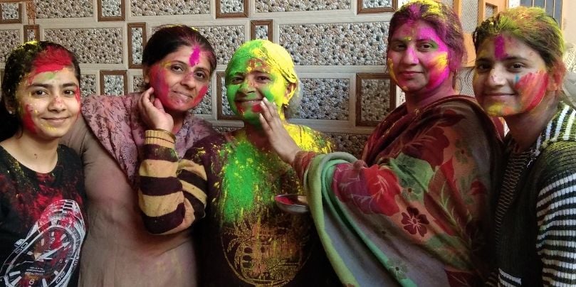 नजीबाबाद में होली पर एक-दूसरे को गुलाल लगातीं महिलाएं। नजीबाबाद में होली पर एक-दूसरे को गुलाल लगातीं महिलाएं।