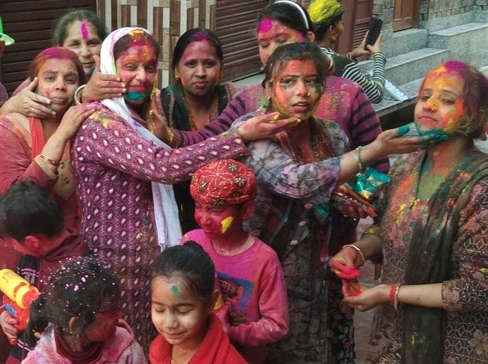 नजीबाबाद में मुक्तेश्वर महादेव में होली खेलतीं महिलाएं। नजीबाबाद में मुक्तेश्वर महादेव में होली खेलतीं महिलाएं।