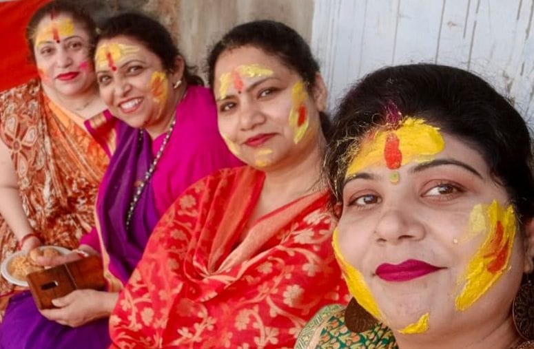 नजीबाबाद में होली के रंगों में रंगी महिलाएं। नजीबाबाद में होली के रंगों में रंगी महिलाएं।
