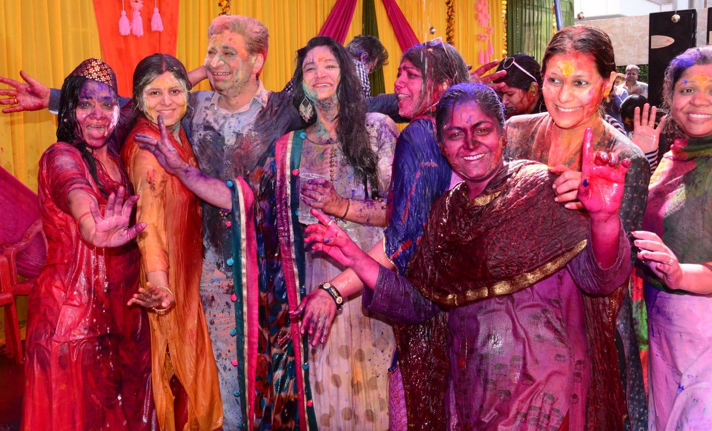 नई मंडी में होली खेलती महिलाएं।