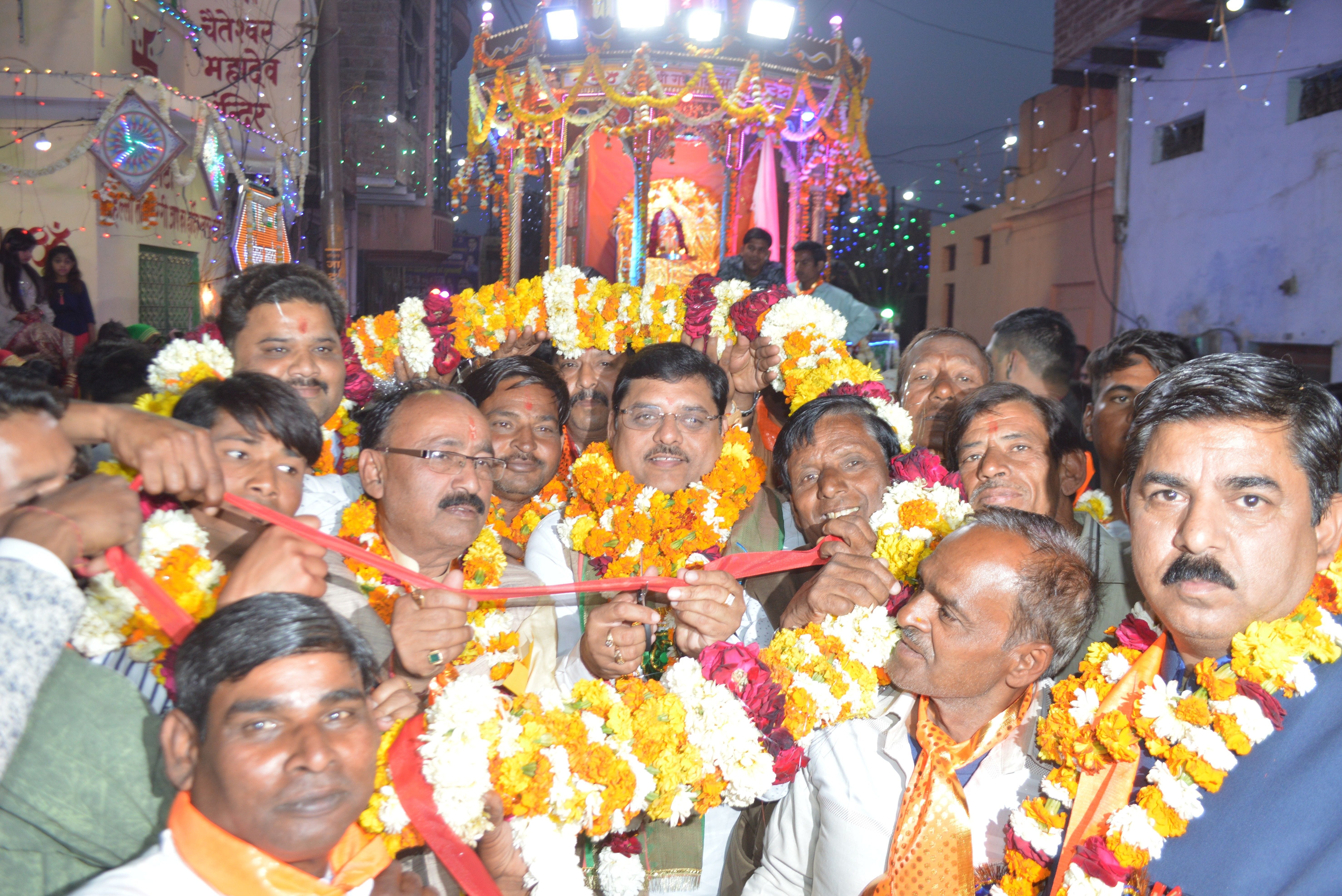 हाथरस: चैतेश्वर महादेव (गणेश) रथयात्रा का फीता काटकर शुभारंभ करते नगर पालिकाध्यक्ष आशीष शर्मा व अ हाथरस: चैतेश्वर महादेव (गणेश) रथयात्रा का फीता काटकर शुभारंभ करते नगर पालिकाध्यक्ष आशीष शर्मा व अ