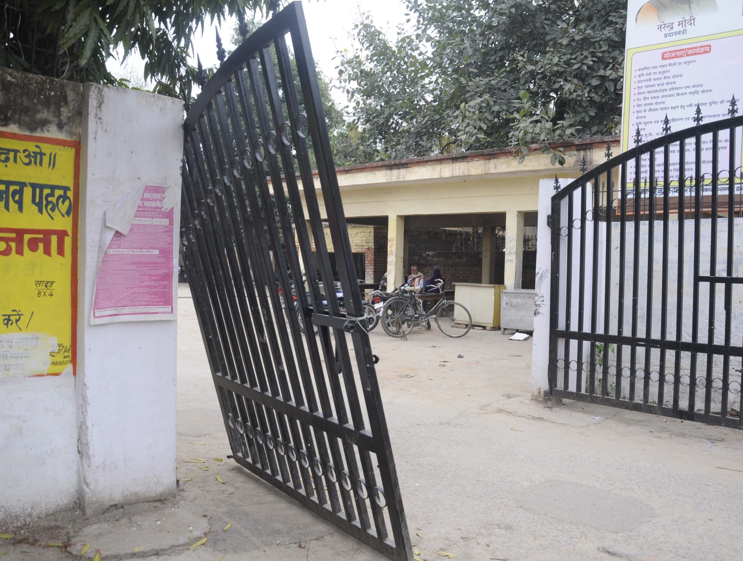 कोतवाली में बवाल के दौरान टूटा तहसील का गेट। कोतवाली में बवाल के दौरान टूटा तहसील का गेट।