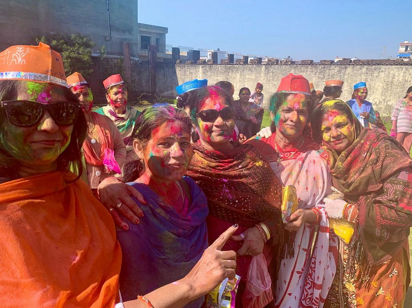 काशीपुर में होली गायन करती वैशाली कालोनी की महिलाएं। काशीपुर में होली गायन करती वैशाली कालोनी की महिलाएं।