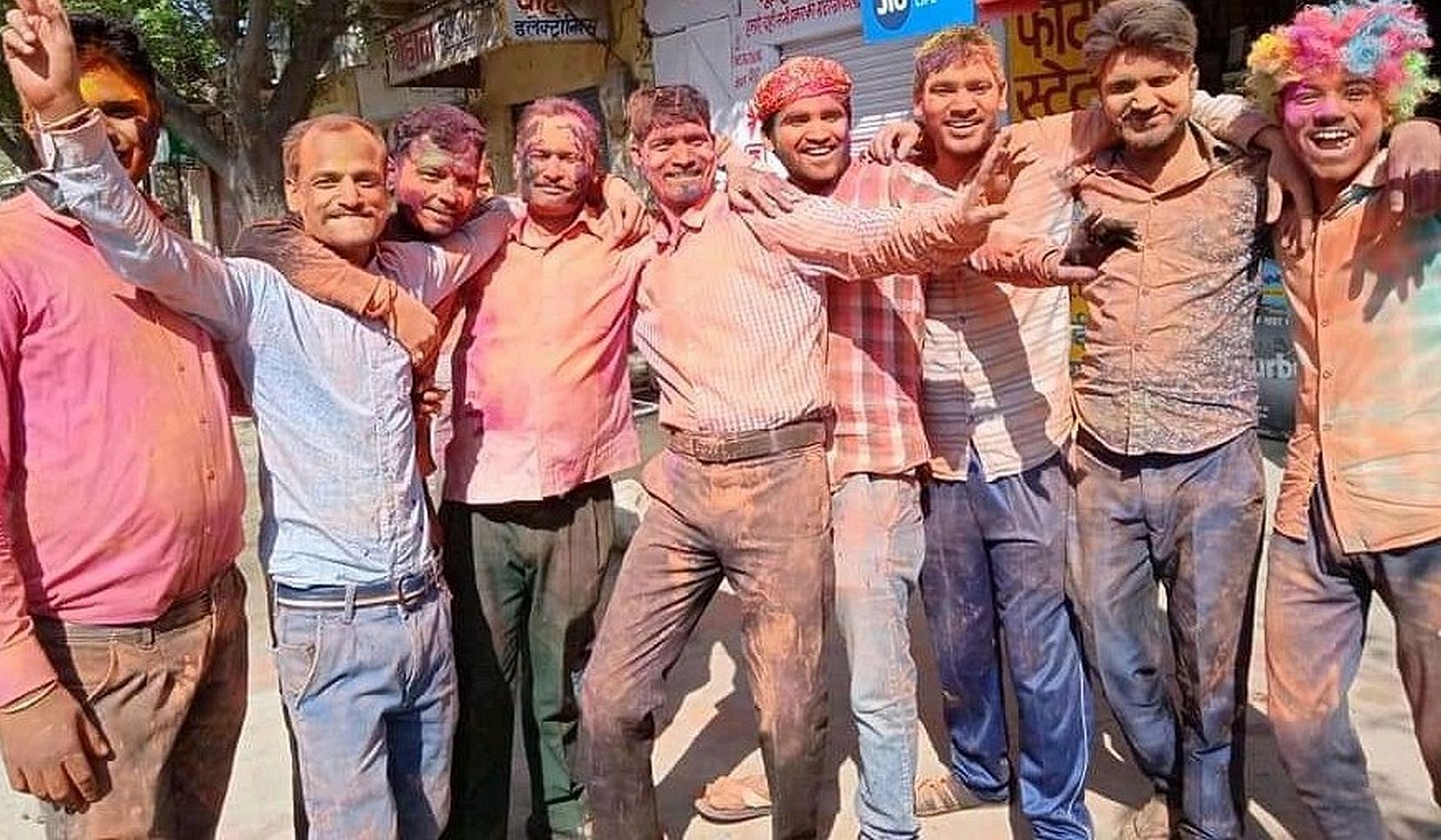 जसपुर में होली खेलते लोग। जसपुर में होली खेलते लोग।