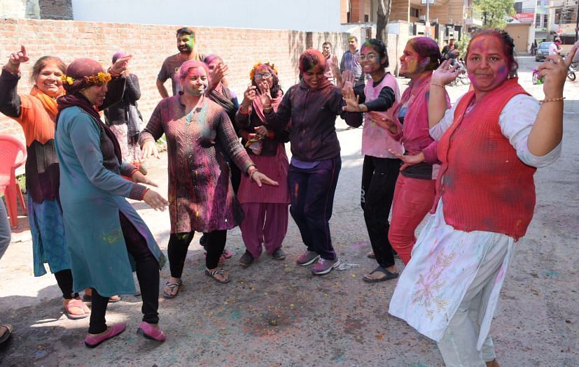 रुद्रपुर की सिंह कालोनी में होली के गीतों पर थिरकतीं महिलाएं। रुद्रपुर की सिंह कालोनी में होली के गीतों पर थिरकतीं महिलाएं।