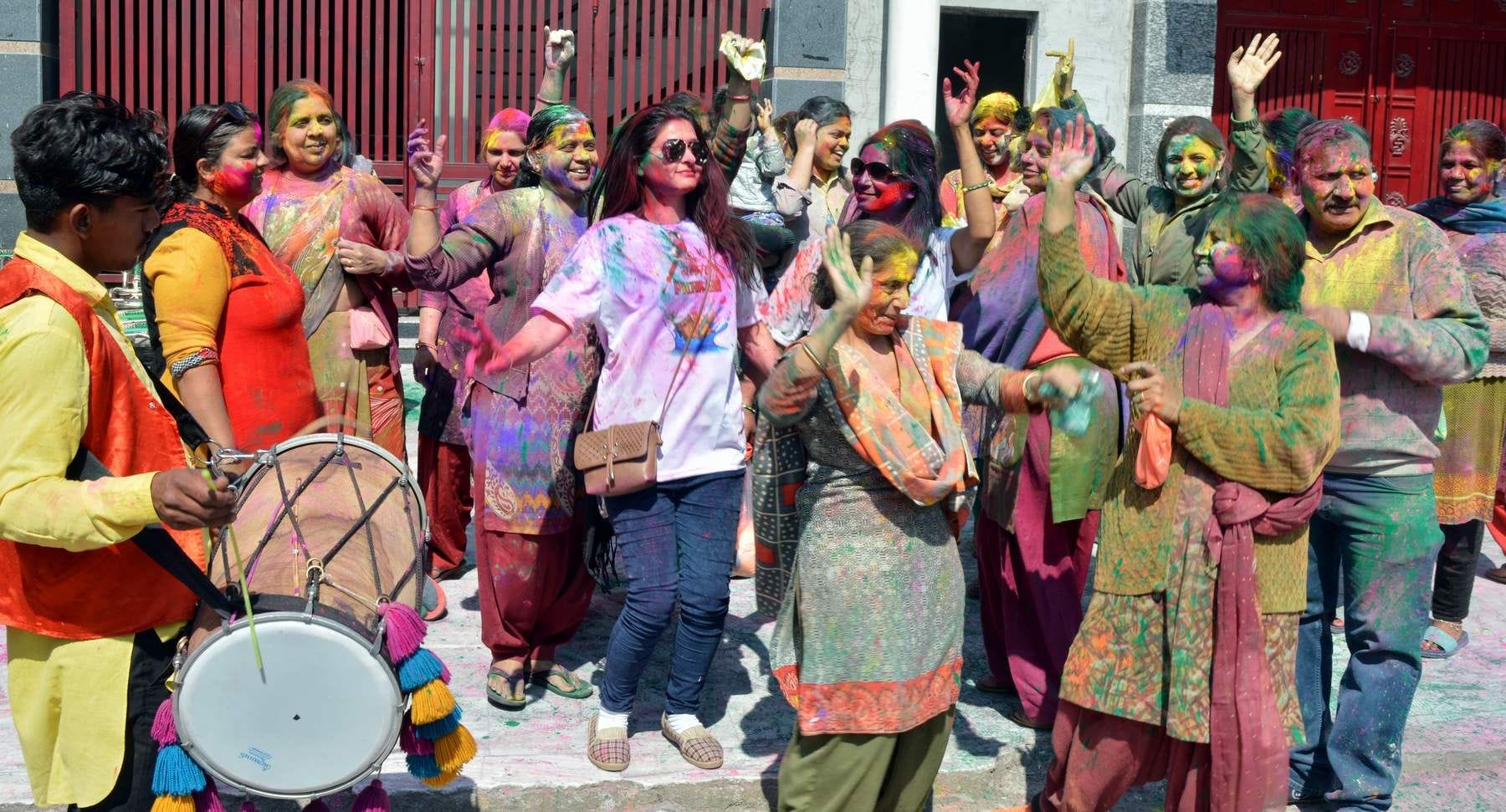 सनातन धर्म मंदिर में होली खेलती स्थानीय महिलाएं। सनातन धर्म मंदिर में होली खेलती स्थानीय महिलाएं।
