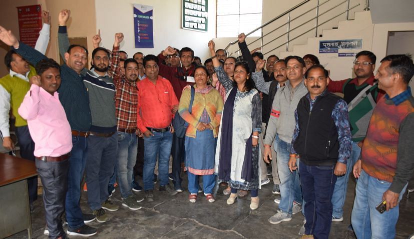 रुद्रपुर सेवायोजन कार्यालय में जनरल-ओबीसी कर्मचारियों का काम बंद करवाने के बाद नारेबाजी करते सच रुद्रपुर सेवायोजन कार्यालय में जनरल-ओबीसी कर्मचारियों का काम बंद करवाने के बाद नारेबाजी करते सच